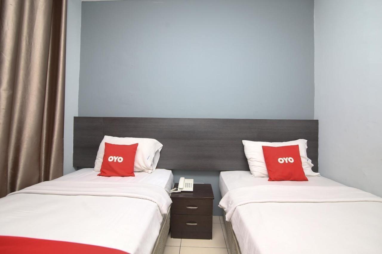 Oyo 90136 Jumbo Inn Kuching Exterior photo